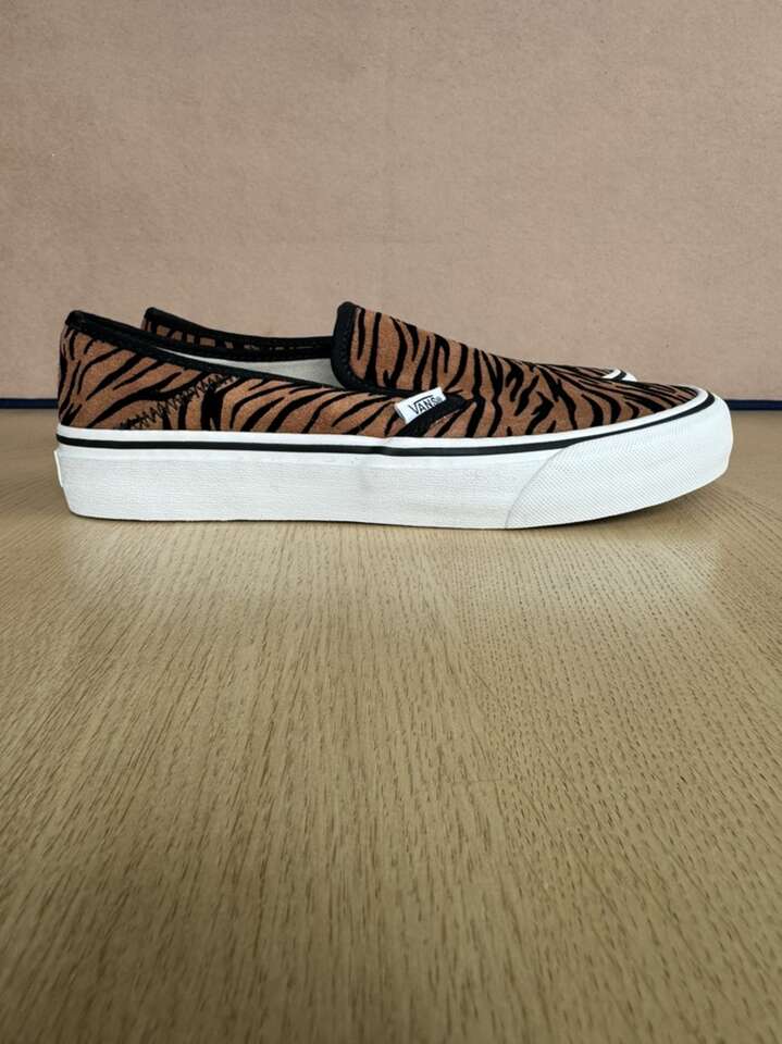 New Vans Tiger Print Ultra Cush Sneakers, size 8.5