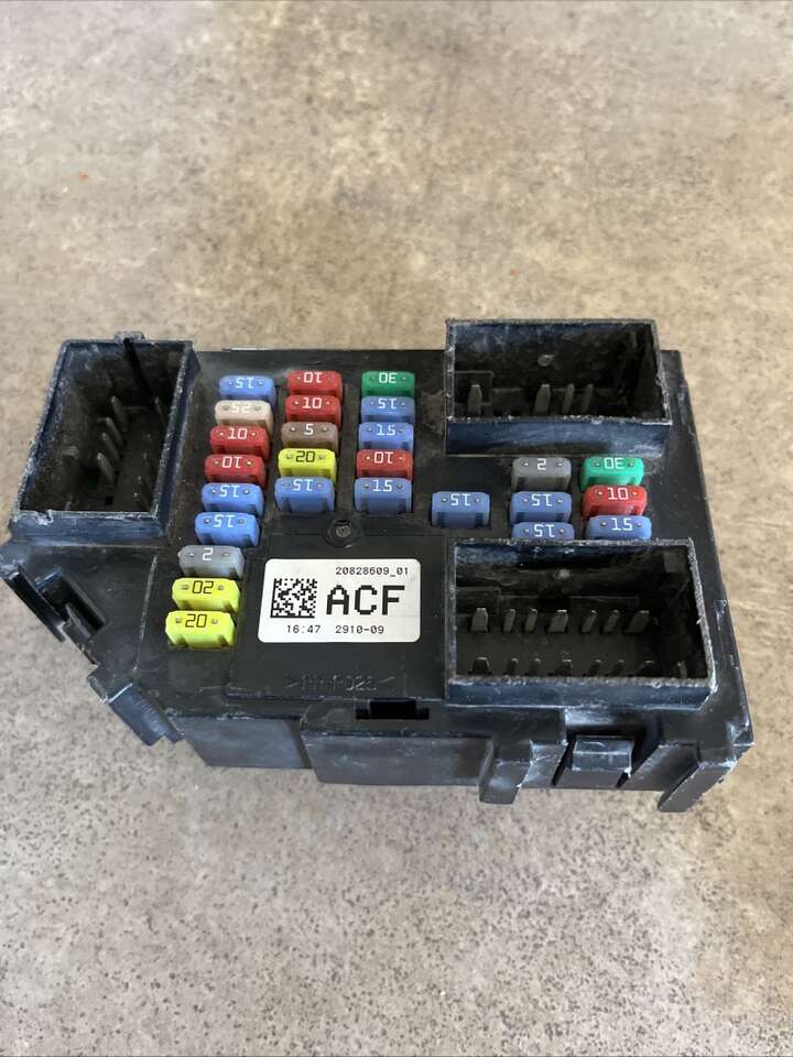 10-11 GMC Sierra 2500HD Fuse Box 20828609-01 OEM