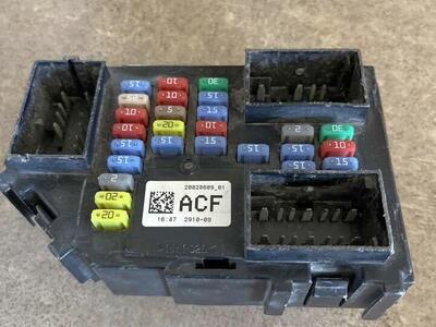 10-11 GMC Sierra 2500HD Fuse Box 20828609-01 OEM
