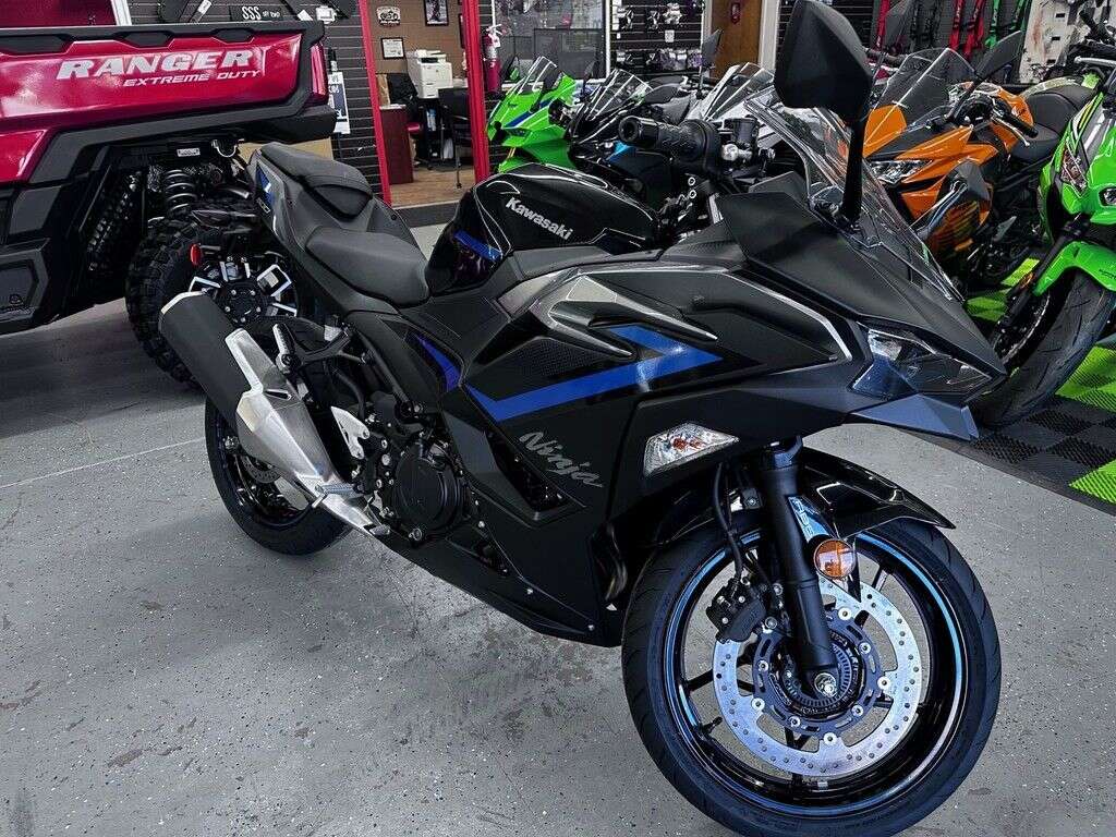 2025 Kawasaki Ninja® 500 ABS Metallic Flat Spark Black/Metallic Spark Black