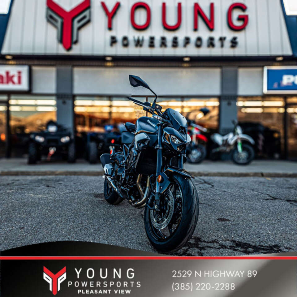 2025 Kawasaki Z900 ABS Metallic Spark Black/Metallic Carbon Gray