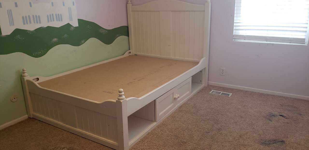 Full sized bed and dresser set Furniture