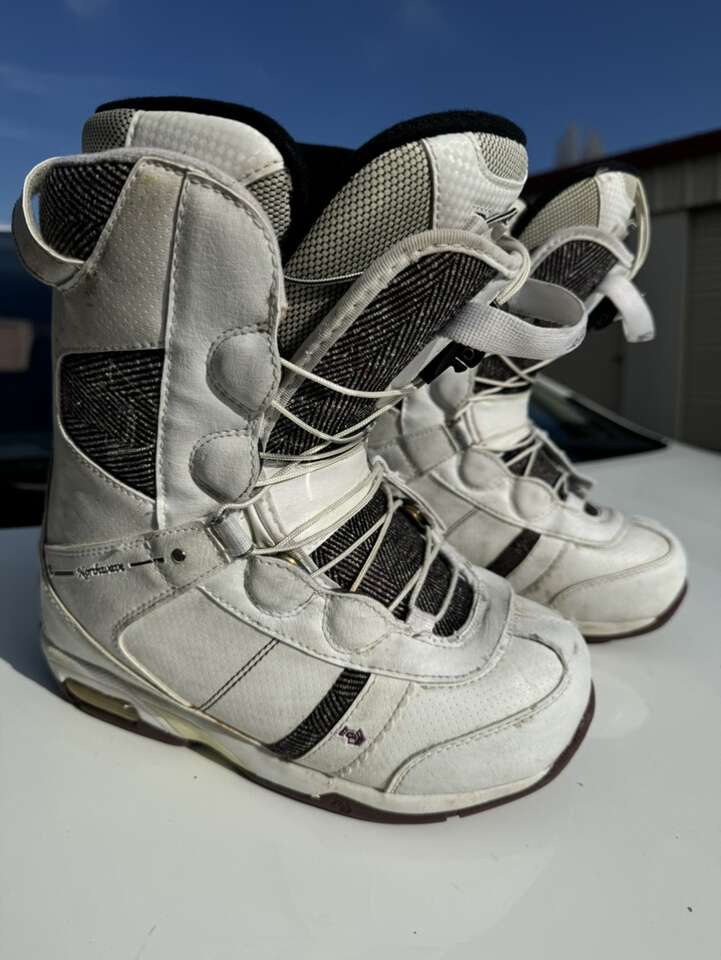 Legend Snowboard Boots Size 7.5! Winter Sports