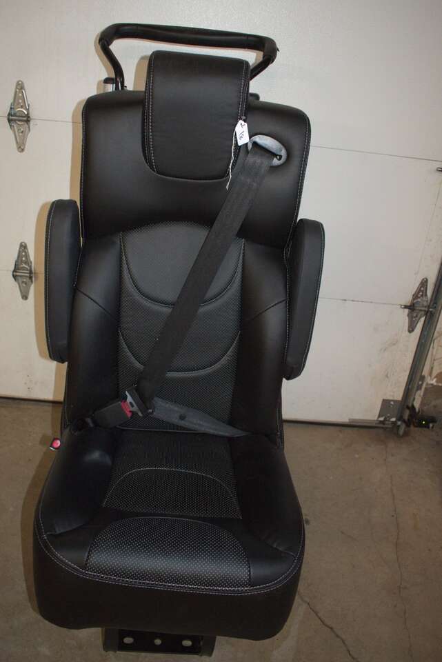 VIP Class Captain Seat - Pedestal Base