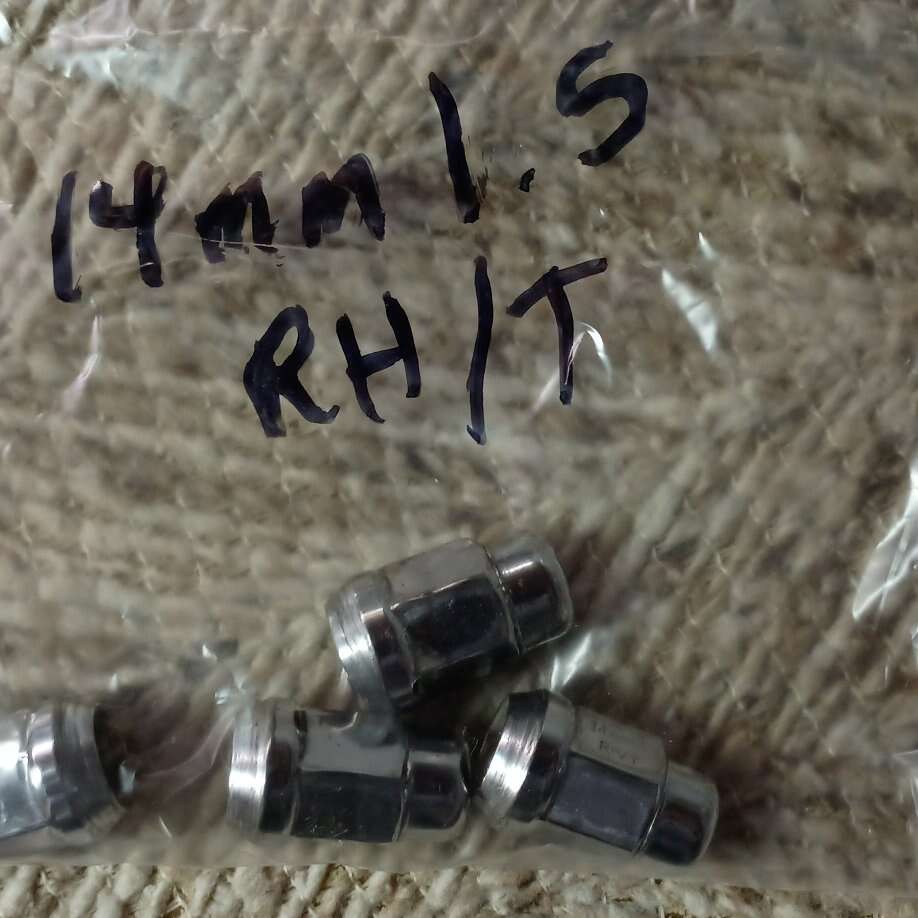 14mm 1.5 rh/t lug nuts