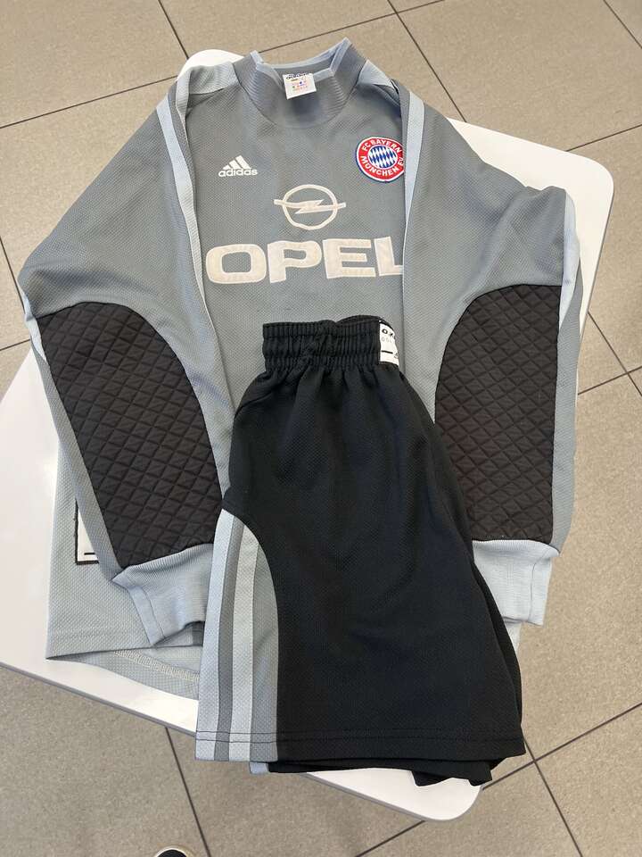 RARE Classic! Oliver Kahn Bayern Munich 2001-02 Goalkeeper Kit (Youth Small)