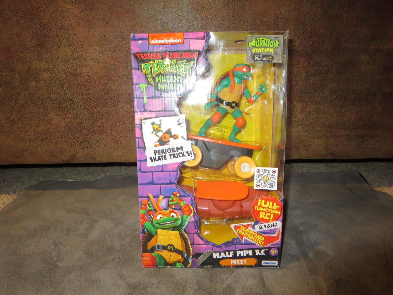 TMNT Mutant Mayhem - Half Pipe RC Mikey Remote Control Skateboarding Toy - New