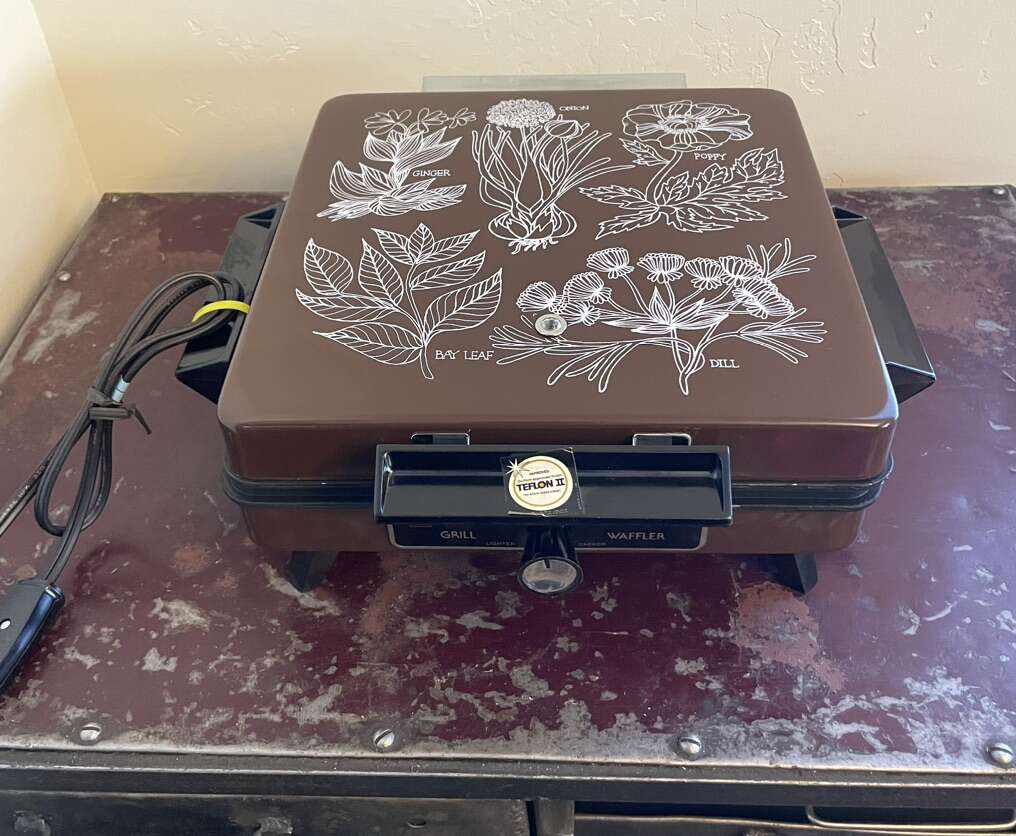 VINTAGE SEARS WAFFLE MAKER Home and Garden