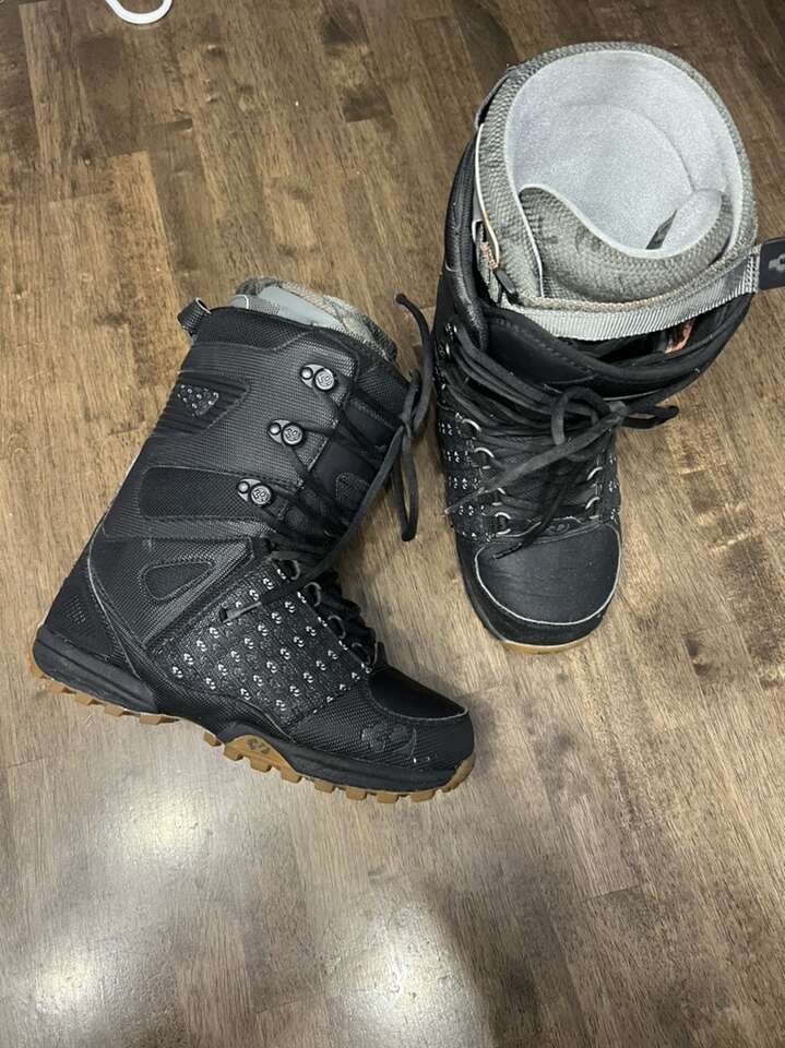 Thirty two lashed boot size 9.5