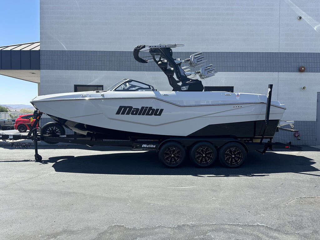 2024 Malibu Boats M242