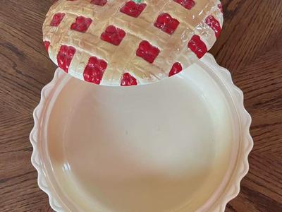 New Ceramic 2 Pc Baking Dish With Lid.