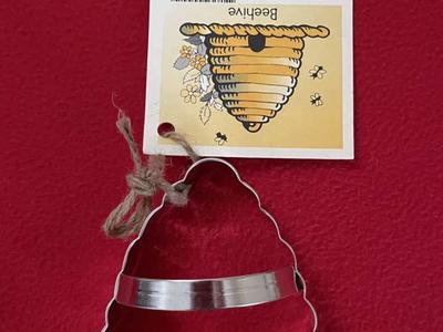 Set Of 2 NEW Beehive Cookie/brownie Cutters.