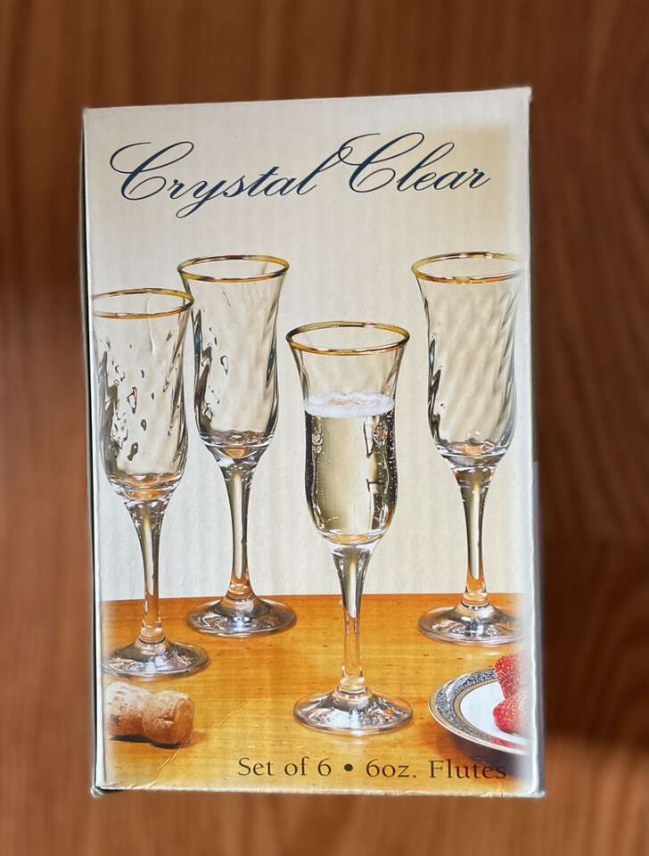NEW In Box Set Of 4 Crystal Clear Flutes/Wine Glss
