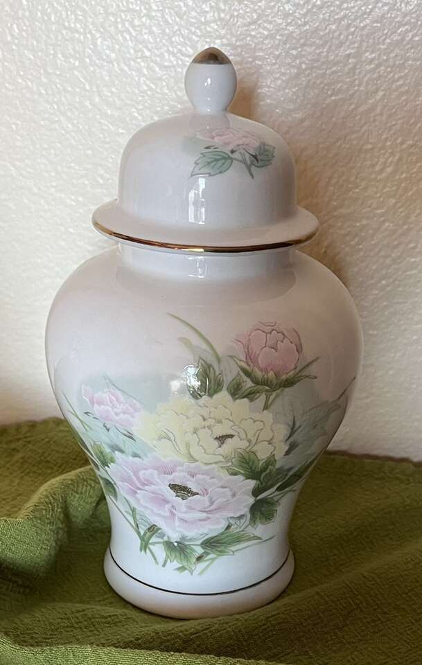 Peonies Porcelain Vase with Lid/Home Decor