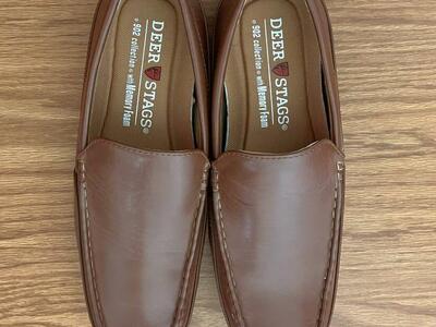 NEW Men’s Size 9,5 Wide Light Brown Loafers.