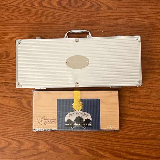 NEW: 22 Grilling Tools&2 Cedar Wood Planks&Tray.