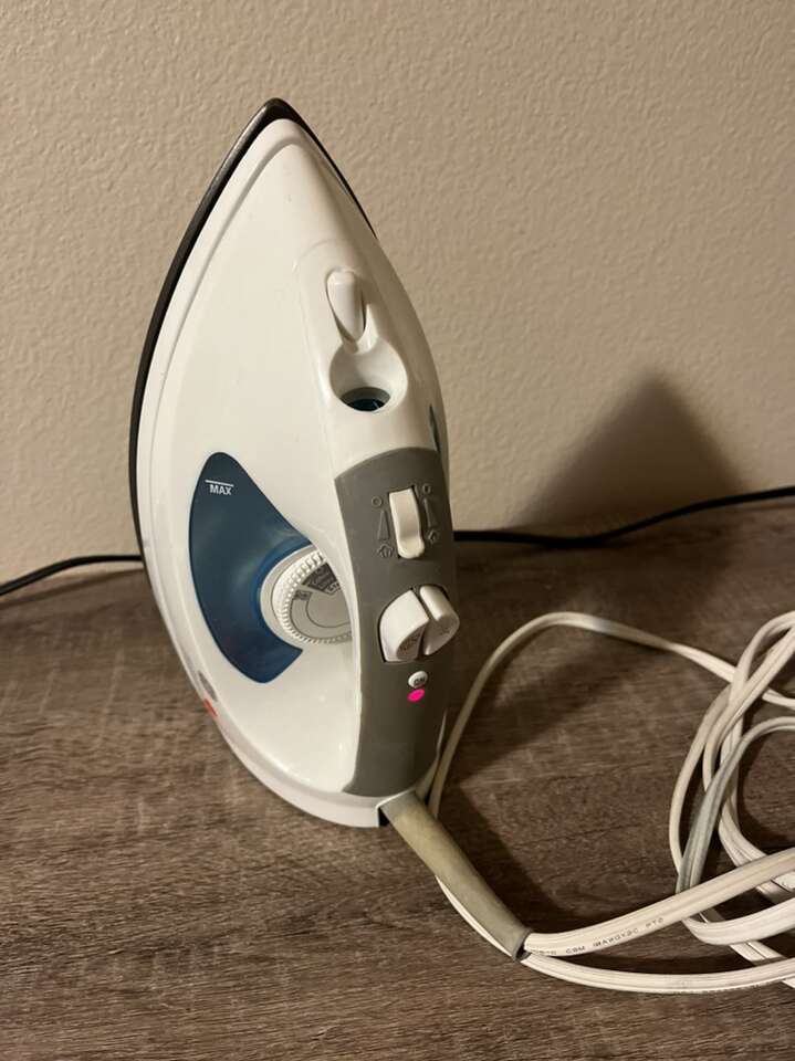 GE Auto shut Off Lightweight Iron.