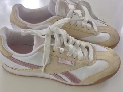 Women’s size 7 (Men’s unisex size 5) Amazing vintage retro classic white/tan/pink Reebok sneakers! Great condition- $20