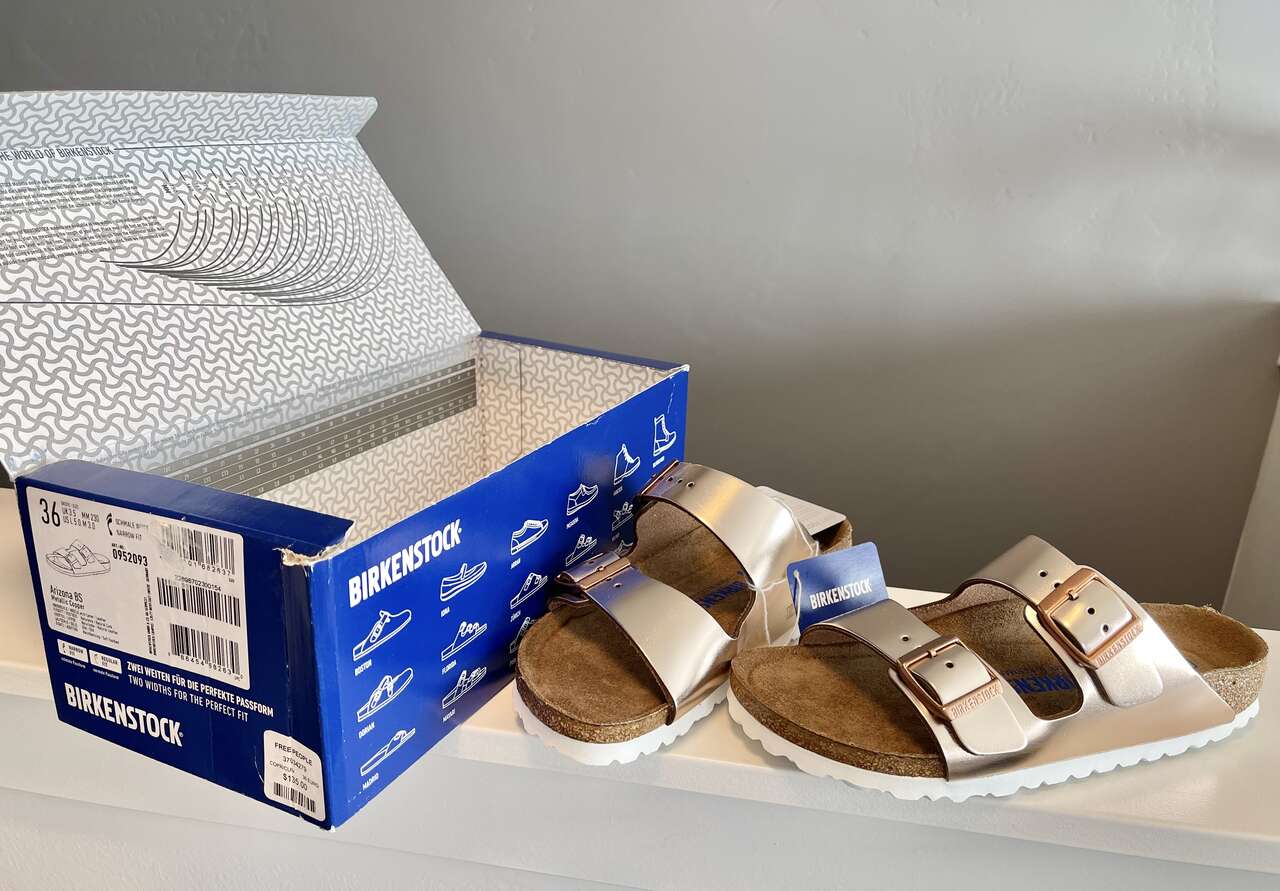 Beautiful Authentic Birkenstock Arizona Metallic Copper leather big-buckle sandals! Women’s Size 5/ Euro 36- $90 NIB w/tags