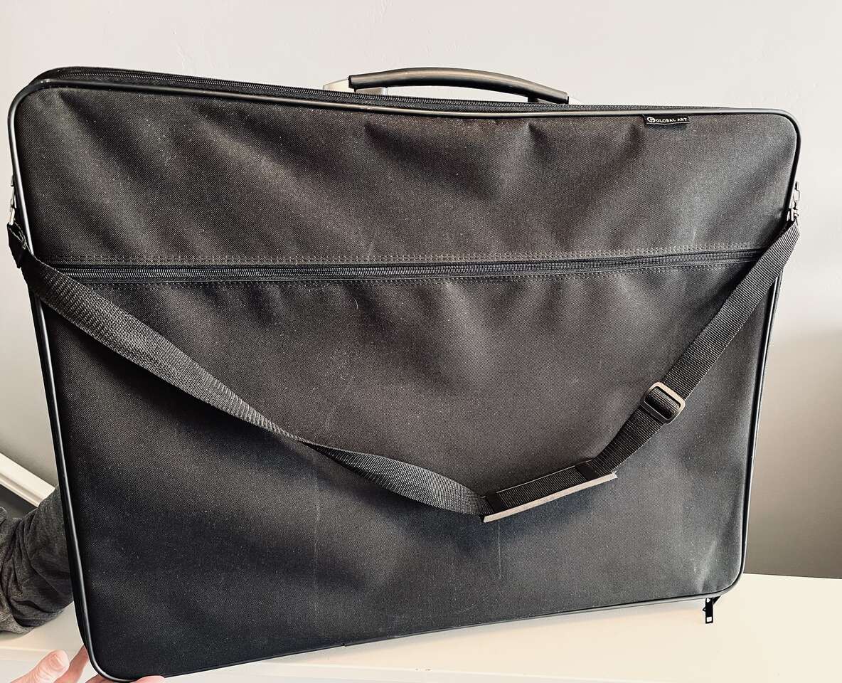 Great condition Global Art Large black Portfolio Case-21” x 27” x 2” - $10