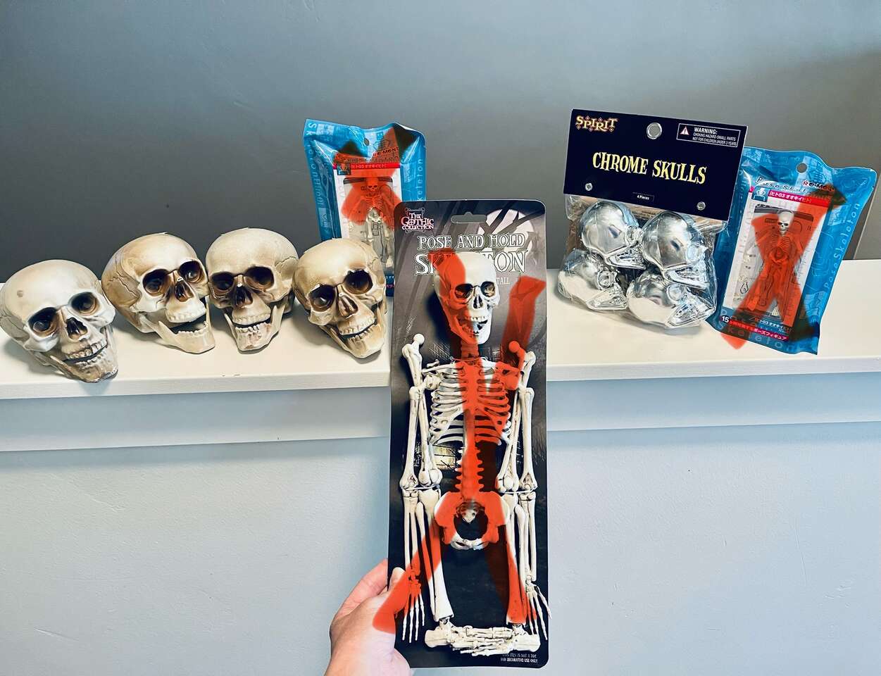 New Halloween Decor Skully Bundle- 8 scatter skulls -4 medium/ 4 small chrome skulls -fun lot! $5