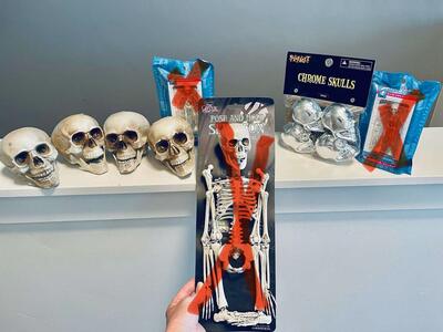 New Halloween Decor Skully Bundle- 8 scatter skulls -4 medium/ 4 small chrome skulls -fun lot! $5