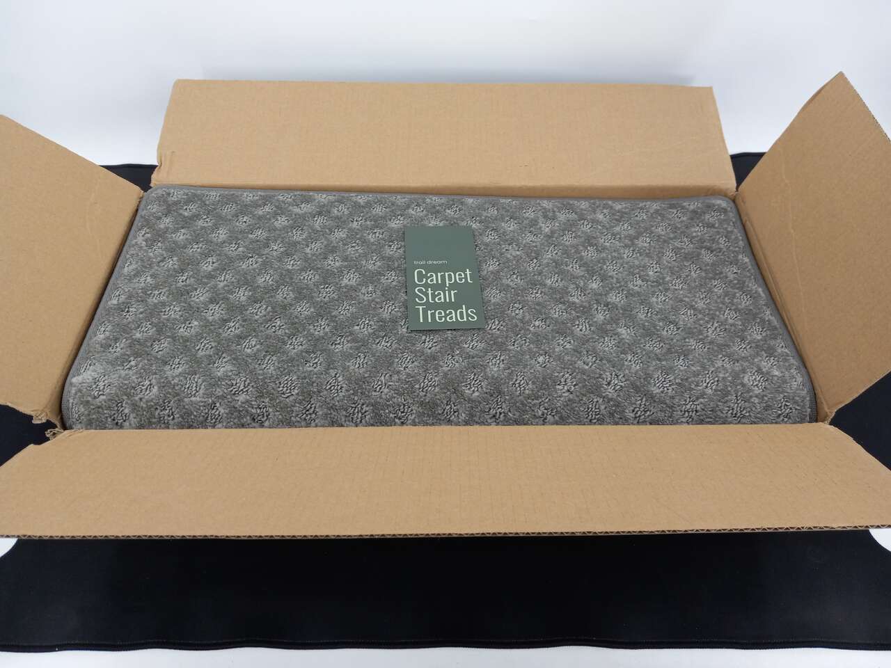 4 (9"x27.5") Adhesive Carpet Stair Treads 1 (2'x3') rug