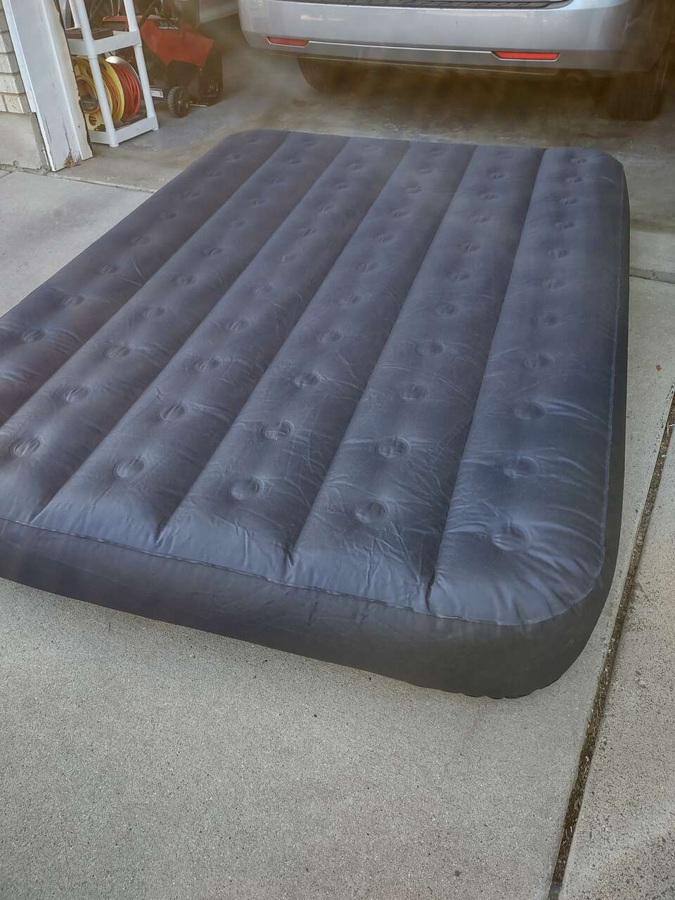 INFLATABLE QUEEN INTEX AIR MATTRESS