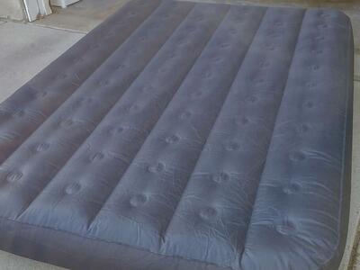 INFLATABLE QUEEN INTEX AIR MATTRESS