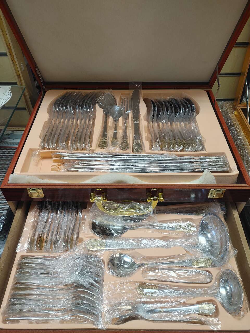 72pc Cutlery / Flatware set - $94.99 ( NEW ) 18/10 stainless steel. Gold & Satin/Silver finish.