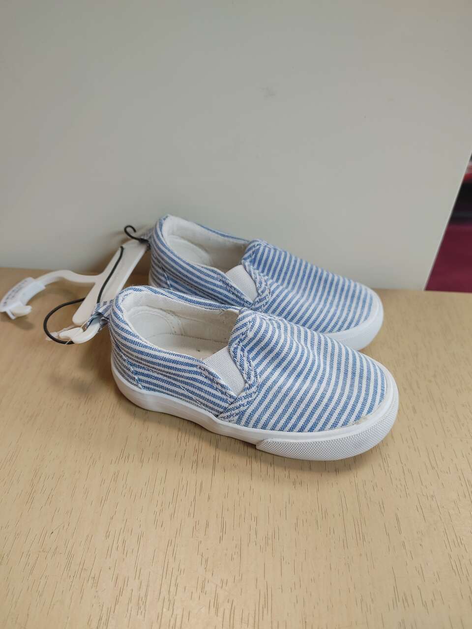 H & M Baby shoes ( NEW ) boy / girl. Size 2.5 - 3.5. White & blue