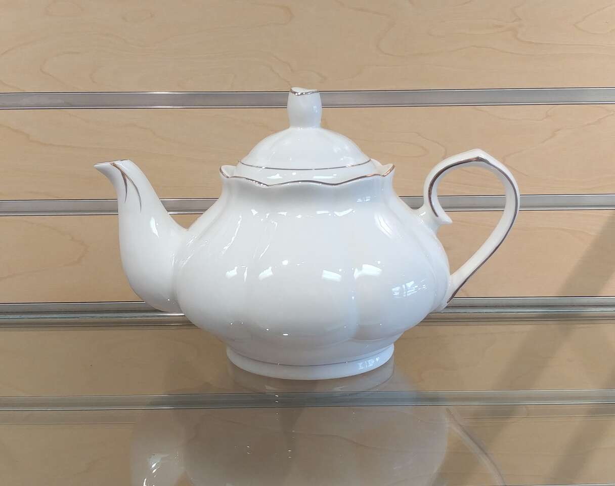 Porcelain Teapot _ 44oz - $24.99 ( NEW ) white & gold. Tea pot