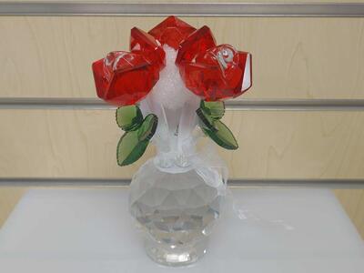 Glass Roses Figurine / Statuette - $24.99 ( NEW ) 6.5 inches. Red / green
