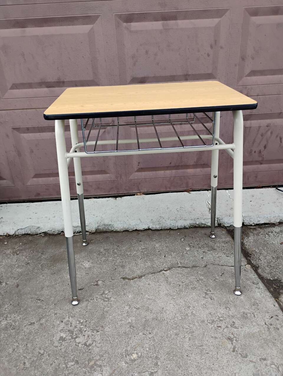 Student Desk W/Open View Wire Book Rack