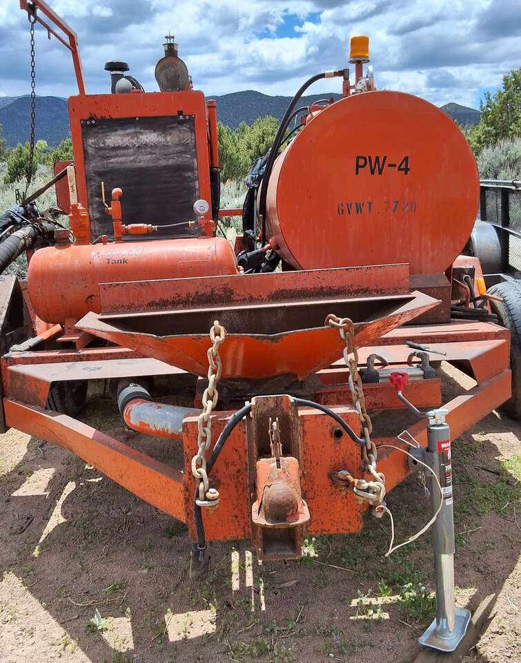 Pothole patcher asphalt tar pot chip highway freeway maintenance seal coating machine heavy equipment