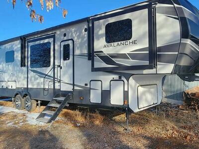 2021 Keystone Avalanche 382FL 5th Wheel Trailer