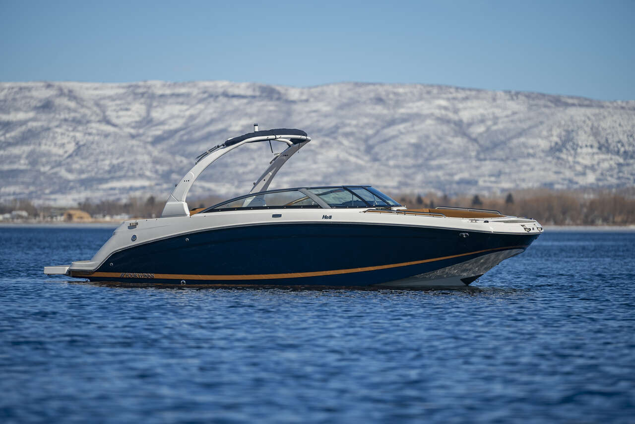 SURF BOAT FOUR WINNS 2025 HD5
