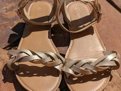 Dream Pairs Women's size 7.5 Sandals.