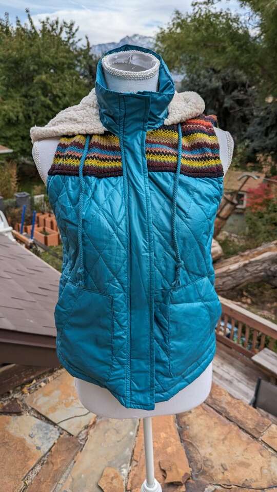 Mossimo quilted vest in excellent condition. 

Siz