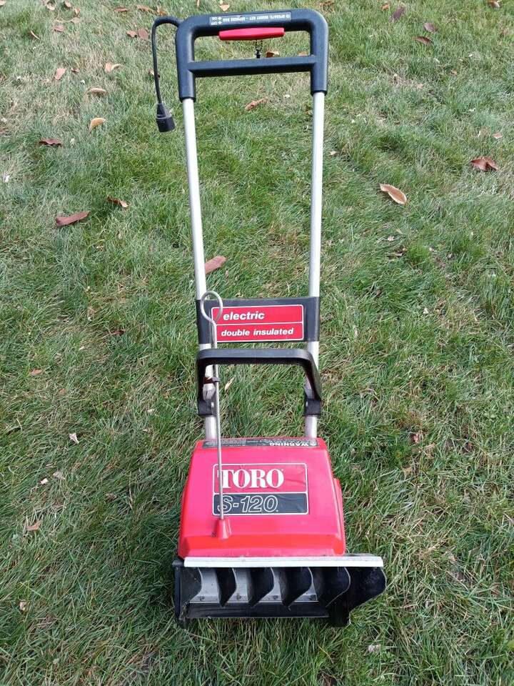 Toro S-120 electric snow blower, like new