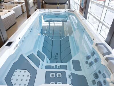 Scratch-and-dent Bullfrog Spa