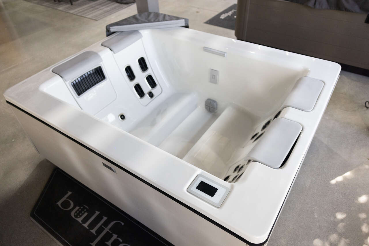 Refurbished Factory Certified Bullfrog Spa
