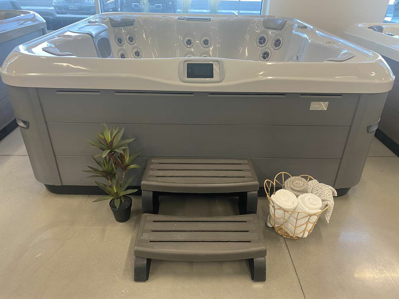 Scratch-and-dent Bullfrog Spa