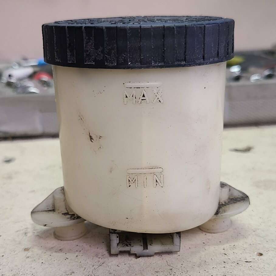 Nissan 300ZX brake fluid reservoir