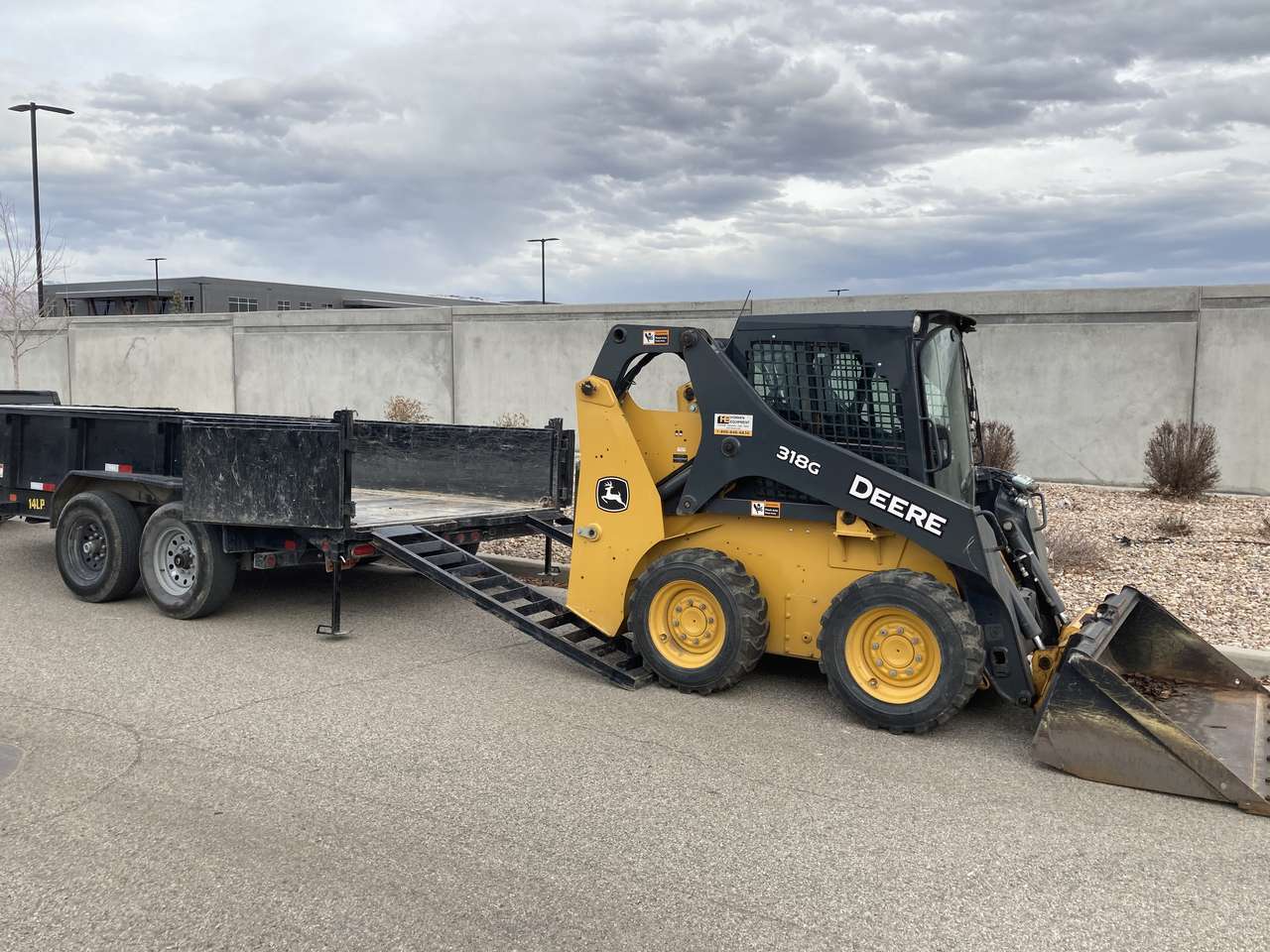 Wheeled Skid Steer & 14K Dump Trailer Combo – John Deere Loader Rental