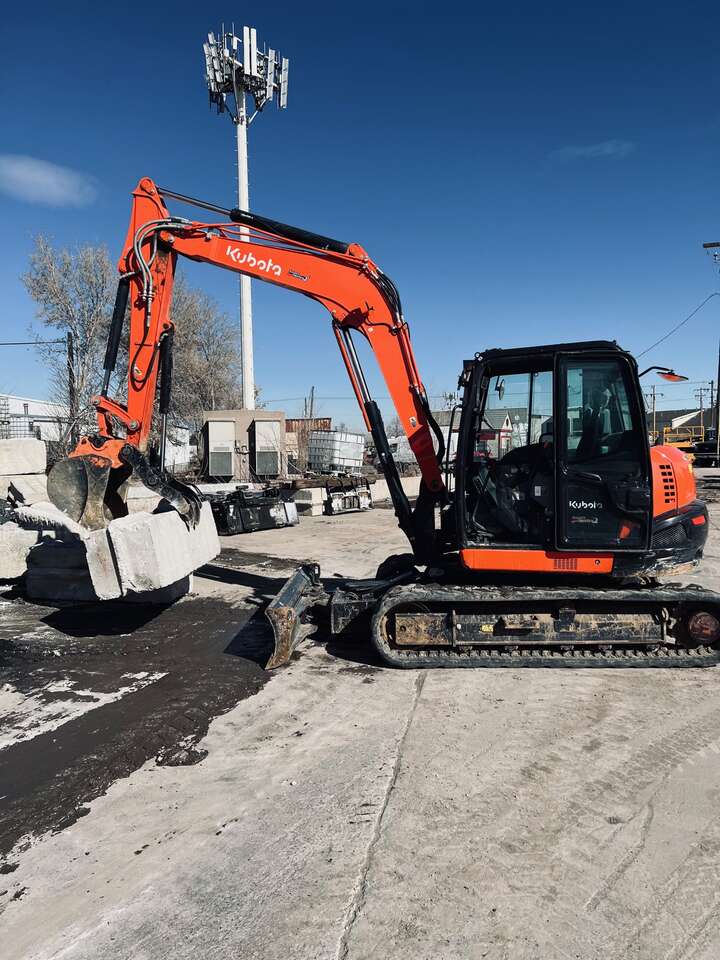 19k lb mini excavator trackhoe for rent. Huge Kubota KX-080