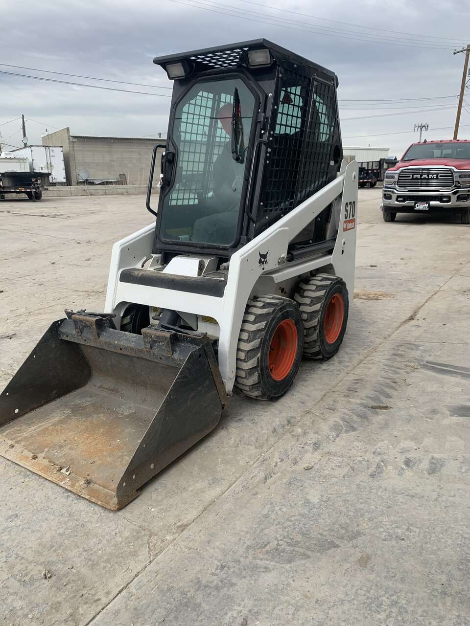 Mini Bobcat for rent. skid steer only 36 inches wide. Great value for rent