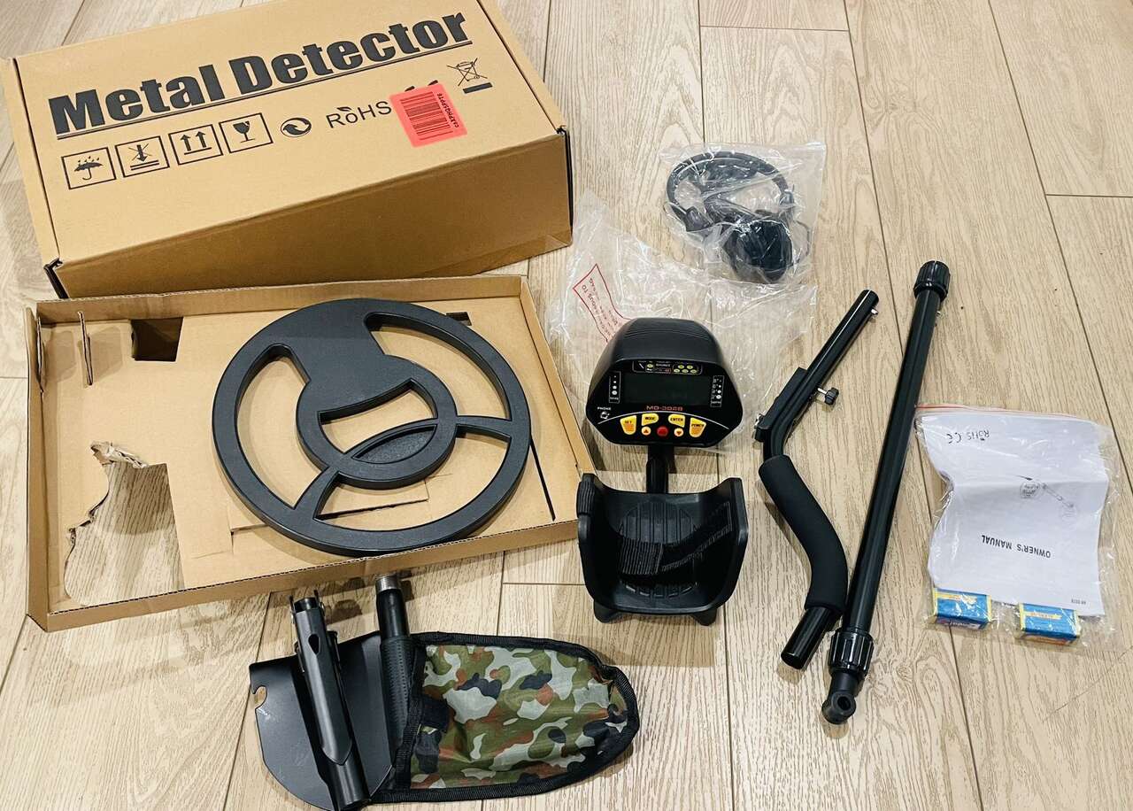 brand new in box metal detector ( 5 left)