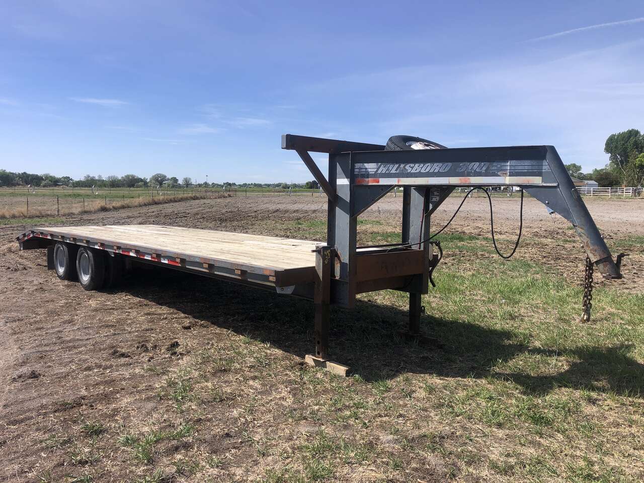 2002 Hillsboro 300 30 ft Gooseneck Flatbed Trailer with Beaver Tail and Ramps