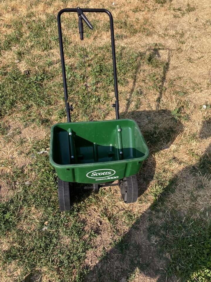 Scotts 1000 Grass Fertilizer Seed Drop Spreader